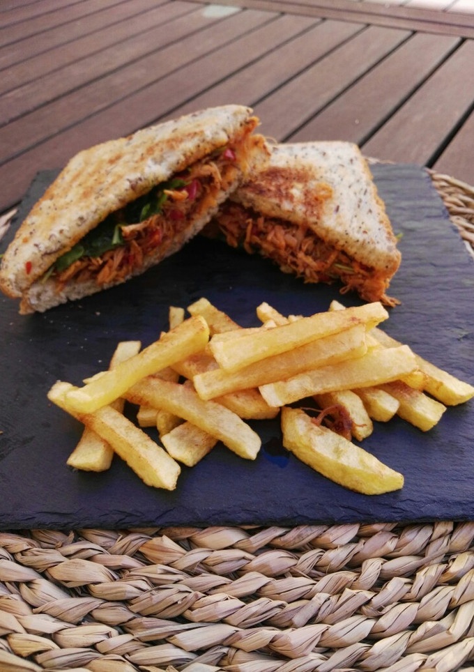 Una foto de Sándwich de pollo mechado