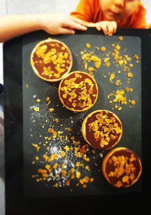 Une photo de Tartelette chocolat, praliné et caramel