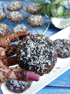 ચોકલેટ કોકોનટ કૂકીસ (Chocolate Coconut Cookies recipe in Gujarat રેસીપી મુખ્ય ફોટો