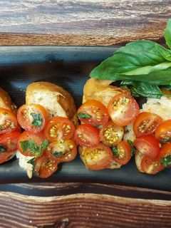 टोमाटो ऐण्ड बेसिल ब्रूसचेतता (tomato and basil Bruschetta recipe in Hindi) रेसिपी मुख्य फोटो