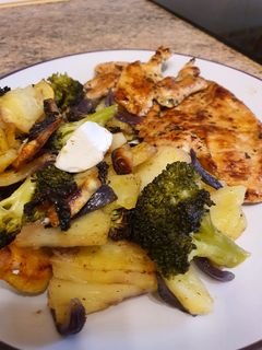 Una foto de Pollo a la plancha con patatas y medallones de queso de cabra