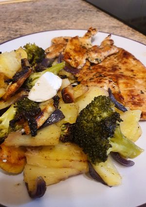 Una foto de Pollo a la plancha con patatas y medallones de queso de cabra
