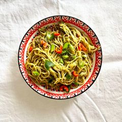 A picture of Guacamole and pesto 5 minute pasta 🍝.