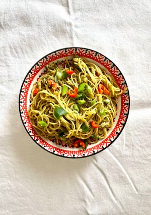 A picture of Guacamole and pesto 5 minute pasta 🍝.
