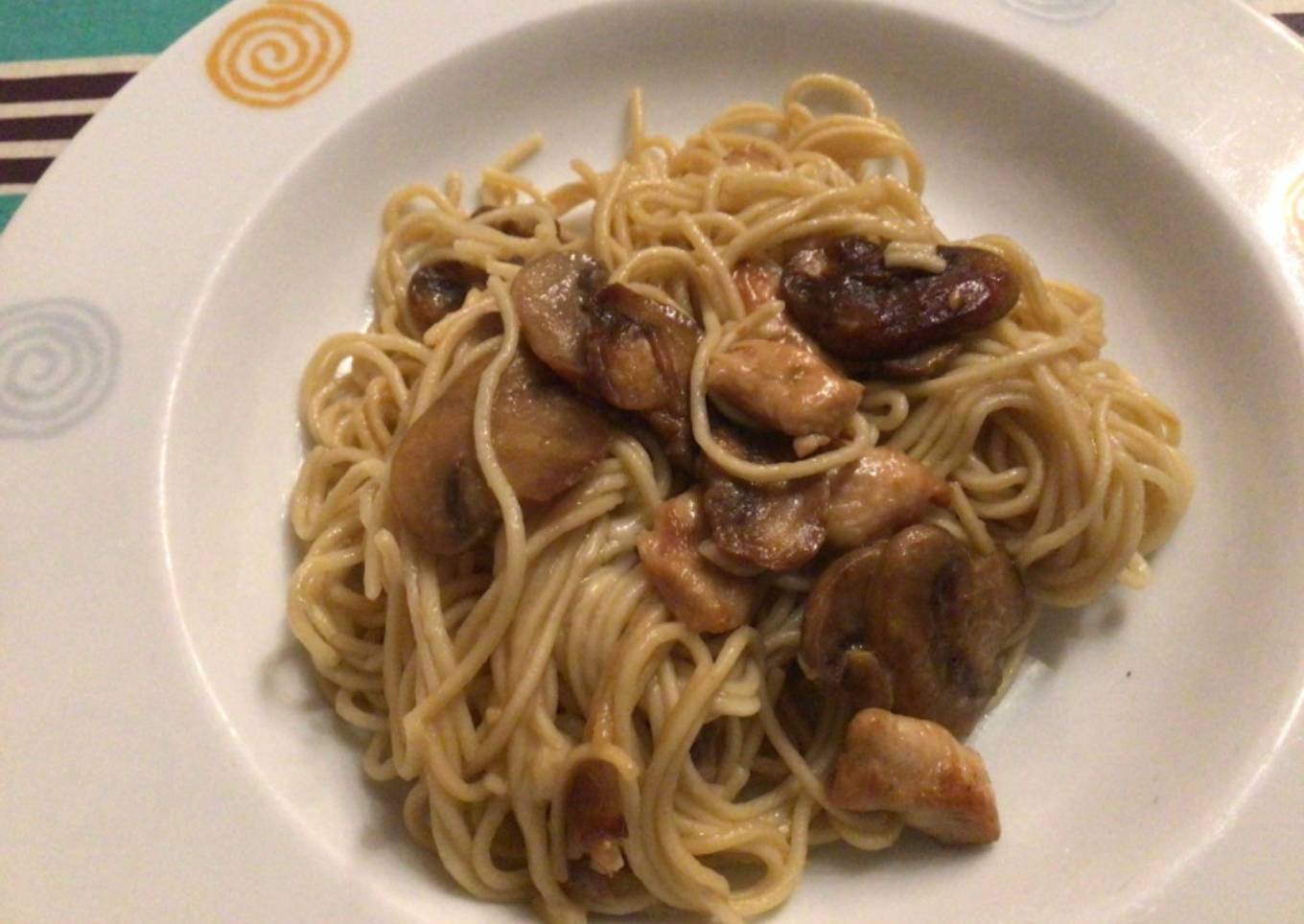 Noodles chinos con champiñones y pollo