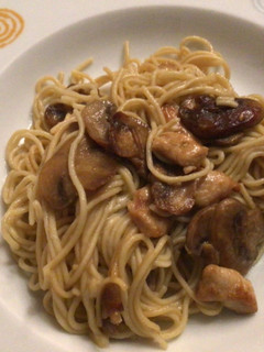 Una foto de Noodles chinos con champiñones y pollo