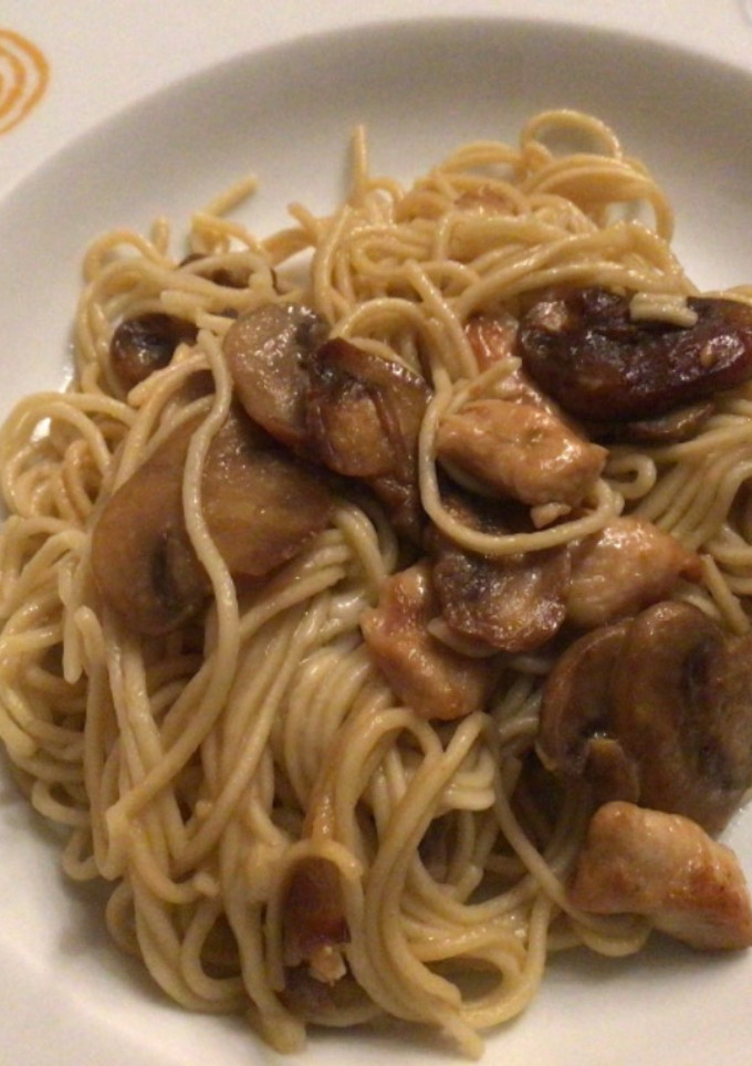 Una foto de Noodles chinos con champiñones y pollo