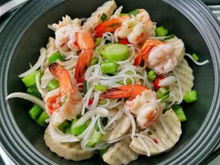 ยำขนมจีนกุ้งสดสไตล์คาเฟ่