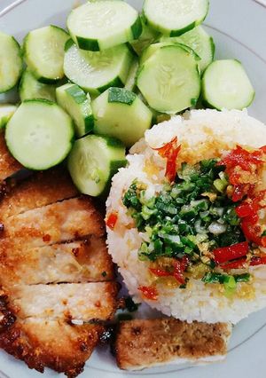 Hình của món Cơm sườn chiên mỡ hành.