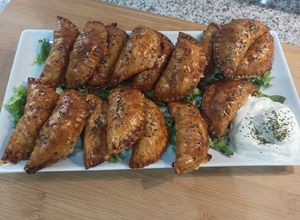 Una foto de Empanadillas de carne y queso feta 🥟🥩🧀