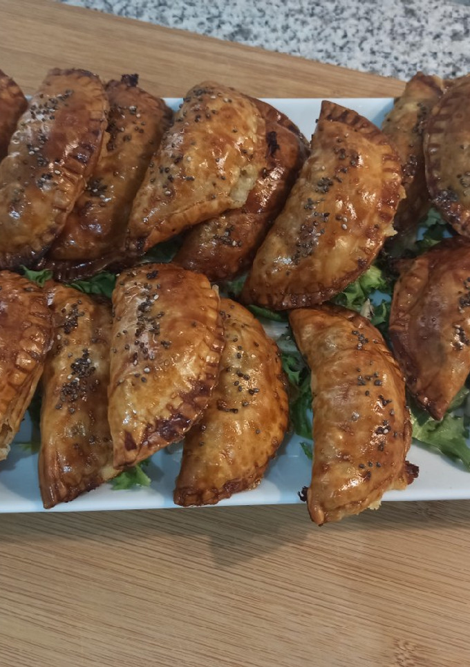 Una foto de Empanadillas de carne y queso feta 🥟🥩🧀
