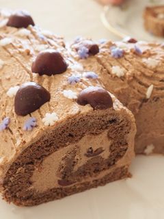 Meggyes gesztenyés fatörzs torta recept fotója
