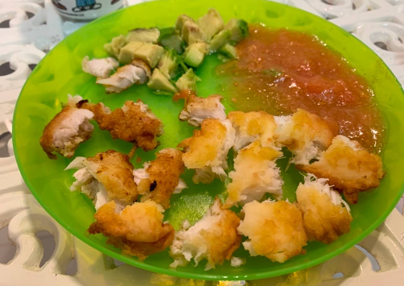 Cena de bebé: merluza rebozada con aguacate y ensalada