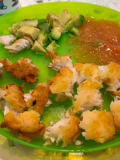 Una foto de Cena de bebé: merluza rebozada con aguacate y ensalada