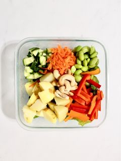 Una foto de Ensalada arcoíris con papa y edamame – vegana, nutritiva y sin aceite