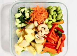 Una foto de Ensalada arcoíris con papa y edamame – vegana, nutritiva y sin aceite