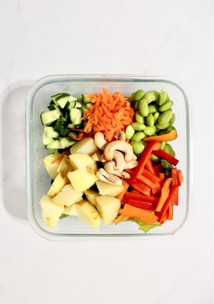 Una foto de Ensalada arcoíris con papa y edamame – vegana, nutritiva y sin aceite