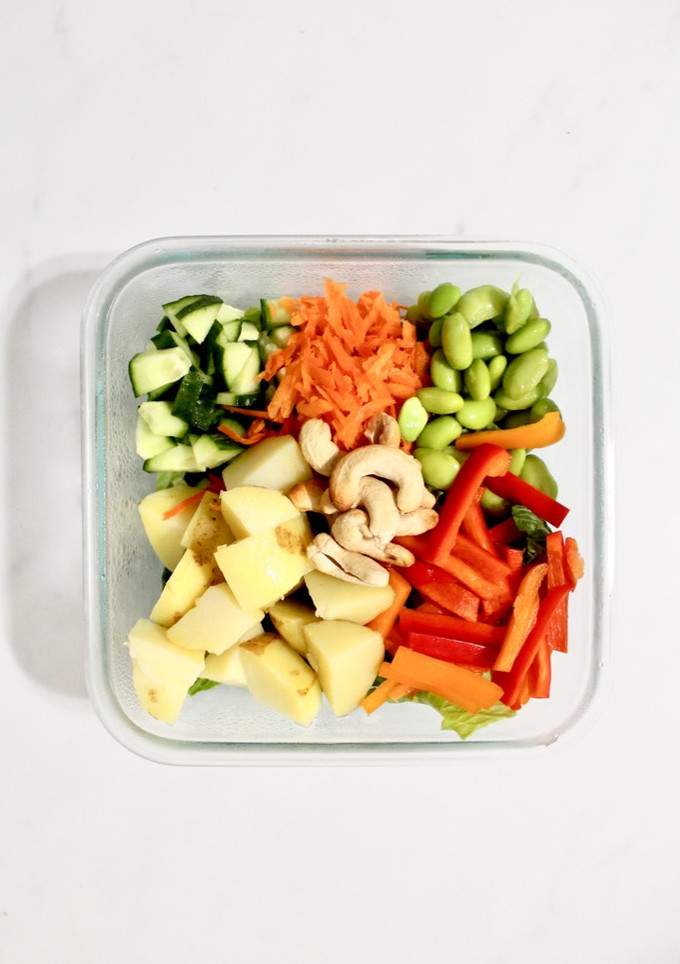 Una foto de Ensalada arcoíris con papa y edamame – vegana, nutritiva y sin aceite
