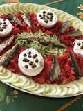 Salade de tomates, courgette et concombre aux sardines, câpres et mozzarella sauce malt