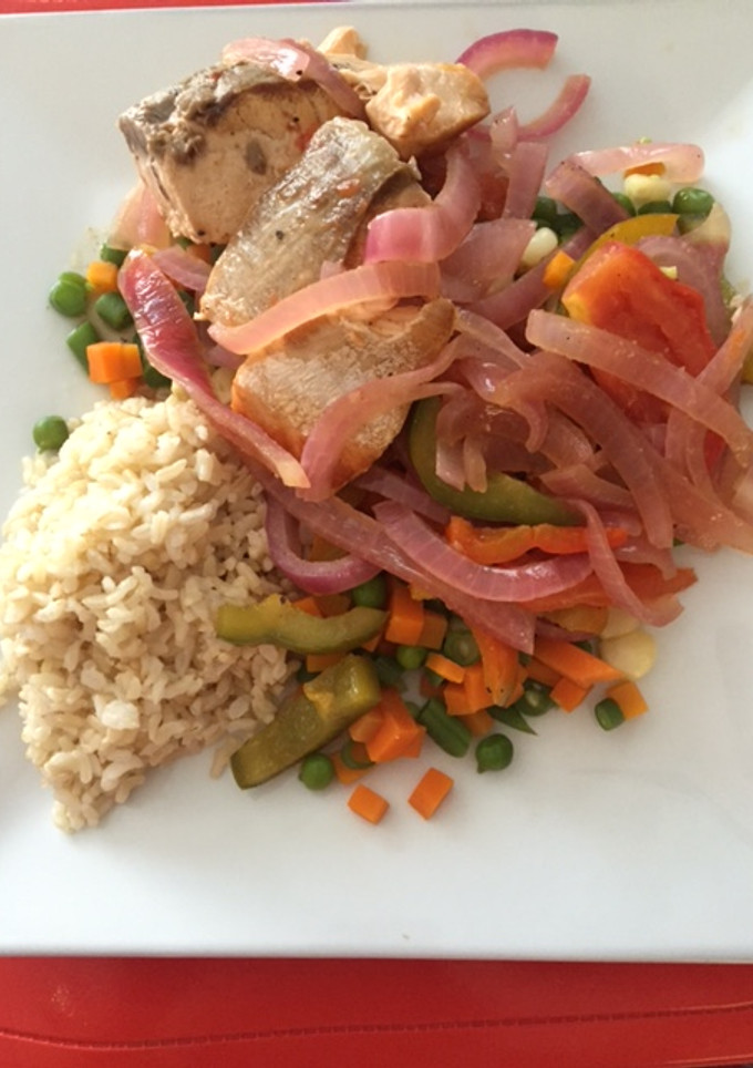 Una foto de Salmón con verduras