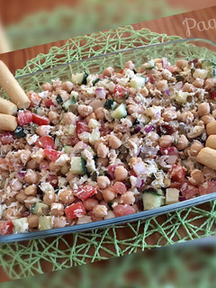 Una foto de 🥗Ensalada de garbanzos con vinagreta de limón y comino🥗