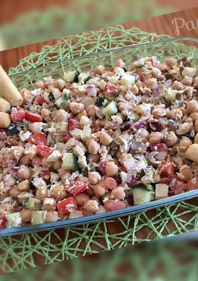 Una foto de 🥗Ensalada de garbanzos con vinagreta de limón y comino🥗