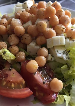 A picture of Chickpeas Salad.