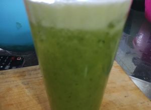 Una foto de Agua de Piña🍍apio y perejil