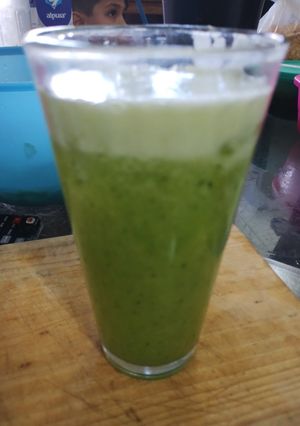 Una foto de Agua de Piña🍍apio y perejil