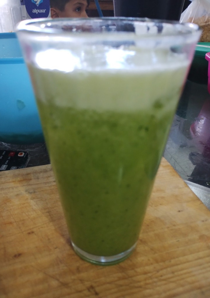 Una foto de Agua de Piña🍍apio y perejil
