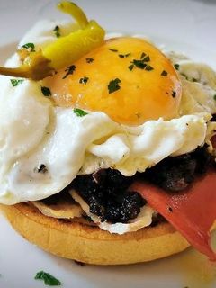Una foto de Pincho con Morcilla,  Papada ibérica,  Piquillo y Huevo  frito