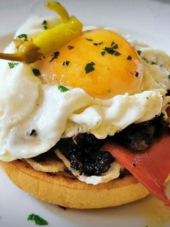 Una foto de Pincho con Morcilla, Papada ibérica, Piquillo y Huevo frito