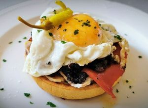 Foto principal de Pincho con Morcilla,  Papada ibérica,  Piquillo y Huevo  frito
