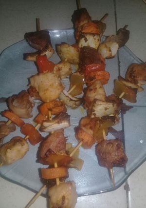 Una foto de Brochettes de pollo, cerdo y verduras