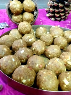 લાડવા(Ladoo recipe in Gujarati) રેસીપી મુખ્ય ફોટો