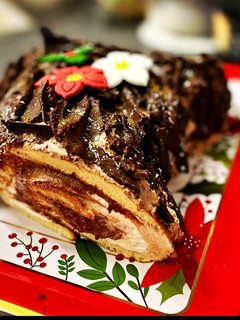 Una foto de Tronco de Navidad 🎄🎁 relleno de nata y praliné de avellanas y chocolate sin lactosa