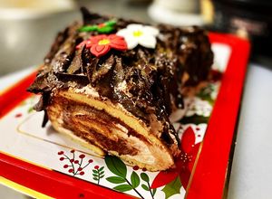 Foto principal de Tronco de Navidad 🎄🎁 relleno de nata y praliné de avellanas y chocolate sin lactosa