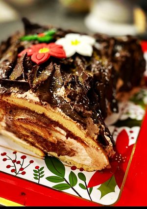 Una foto de Tronco de Navidad 🎄🎁 relleno de nata y praliné de avellanas y chocolate sin lactosa