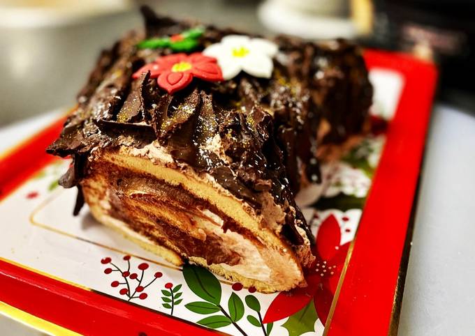 Foto principal de Tronco de Navidad 🎄🎁 relleno de nata y praliné de avellanas y chocolate sin lactosa