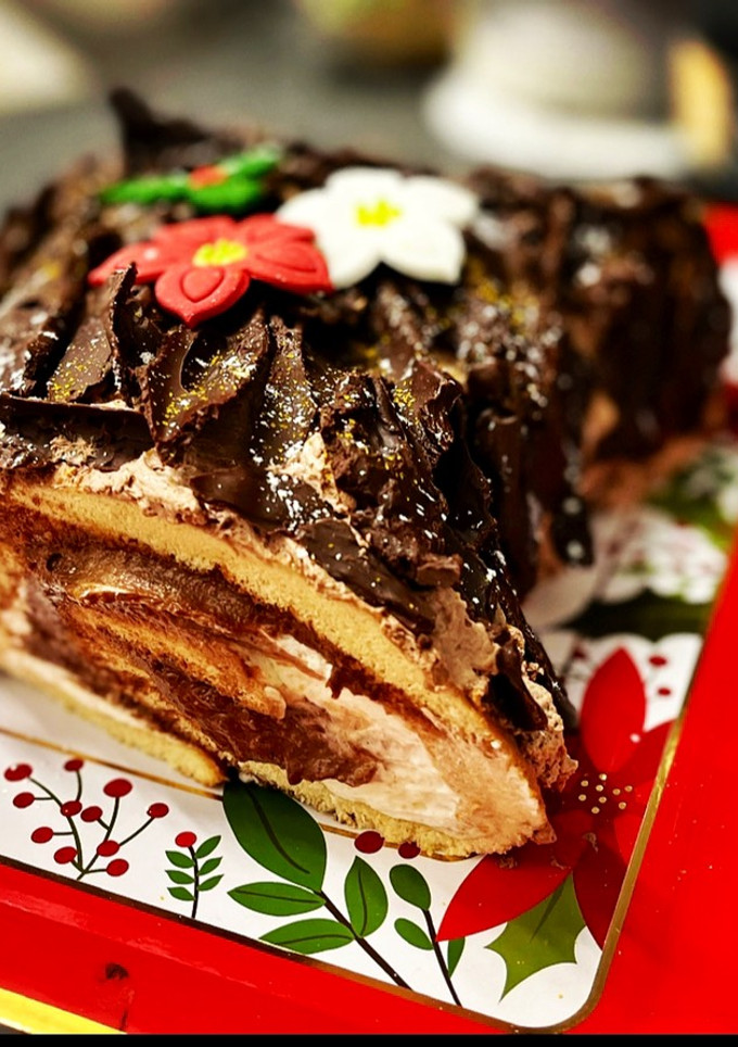 Una foto de Tronco de Navidad 🎄🎁 relleno de nata y praliné de avellanas y chocolate sin lactosa