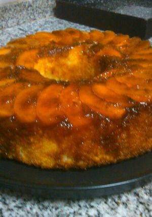 Una foto de Torta invertida de duraznos