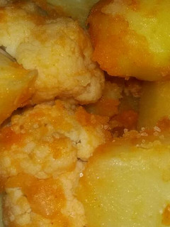 Una foto de Coliflor con patata, ajo y pimentón🙂🍽