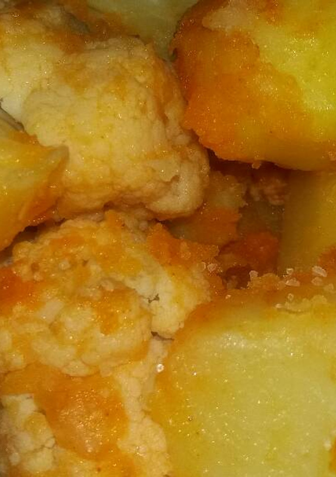 Una foto de Coliflor con patata, ajo y pimentón🙂🍽