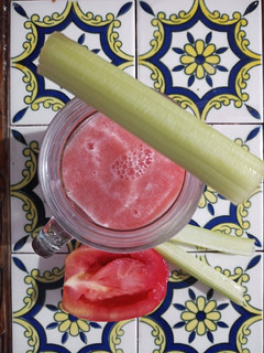 Una foto de Jugo de tomate y apio 🌱🍅