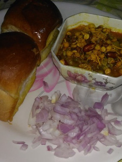 A picture of Misal pav.