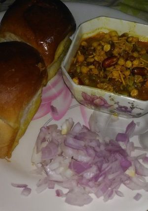 A picture of Misal pav.