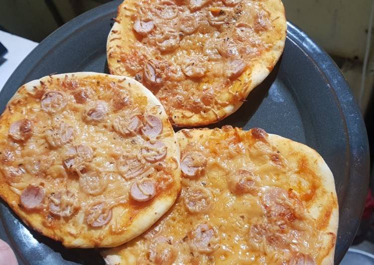 Cara Gampang Menyiapkan Pizza Classic Thin Crust + pasta tomat homemade Anti Gagal