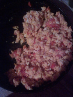 Una foto de Huevos con tomate y Amor