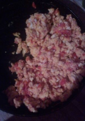Una foto de Huevos con tomate y Amor