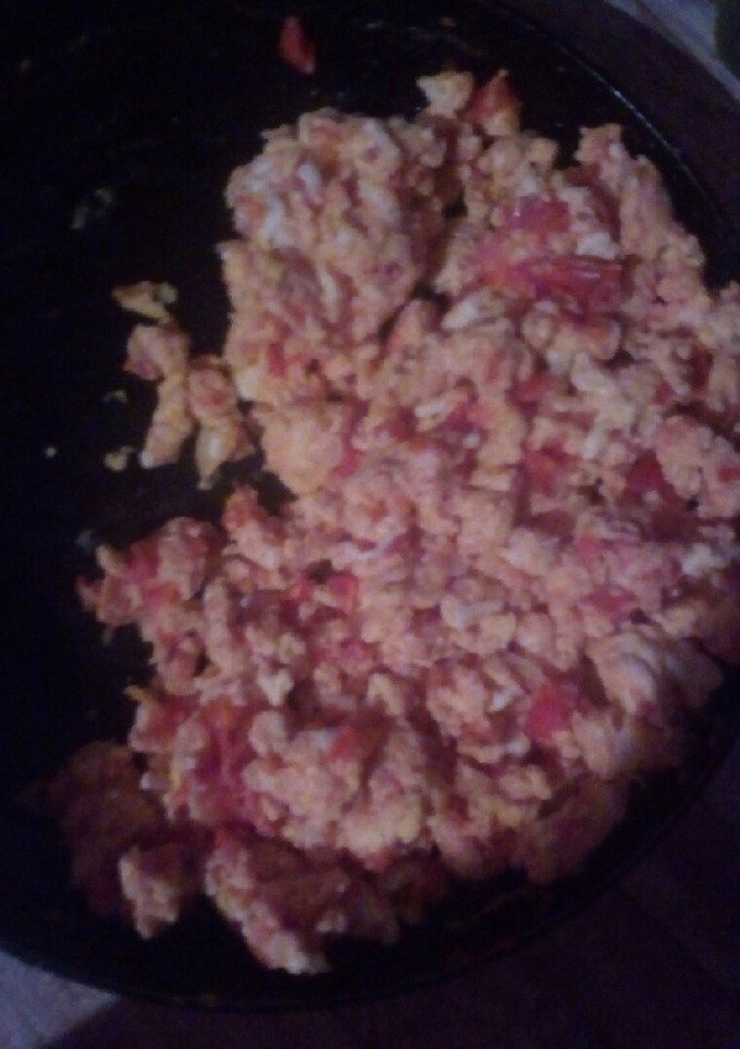 Una foto de Huevos con tomate y Amor